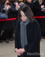 [포토] 고개숙인채 국토부로 입장하는 조현아