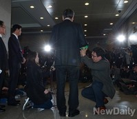 [포토] 대국민사과문 발표하는 조양호 회장의 뒷모습
