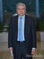 [포토] 대국민사과문 발표위해 홀로 선 조양호 회장