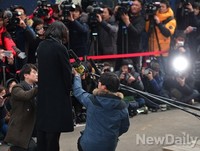 [포토] 질문에 답하는 조현아, 국토부 출석