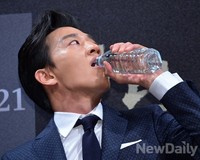 [포토] 강남1970, 터프하게 물마시는 김래원