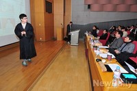 [크리에이티브K] 심사위원 눈길 사로잡은 복장의 참가자