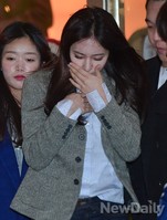 [포토] 추운날씨 진행된 야외 팬사인회 참석한 크리스탈