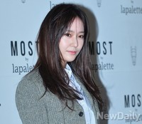 [포토] 야외 팬사인회 참석한 크리스탈