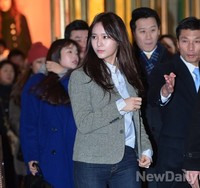 [포토] 팬들의 환호속에 사인회 입장한 크리스탈