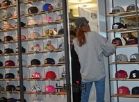 [포토] 명동 모자매장 방문한 공효진