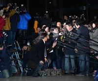 [포토] 취재진에게 둘러싸인 박지만 회장