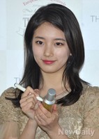 [포토] 사인하는  모습도 러블리한 미쓰에이 수지