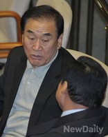 [포토] 대화 나누는 이완구 원내대표와 이재오 의원