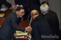 [포토] 인사 나누는 정홍원 국무총리