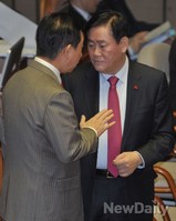 [포토] 대화 나누는 최경환 경제부총리와 김성태 의원