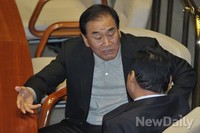 [포토] 대화 나누는 '이완구-이재오' 의원