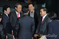 [포토] 새정치연합 의원들과 대화 나누는 이재오 의원