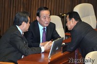 [포토] 대화 나누는 '김무성-서청원-이완구'