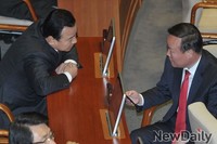 [포토] 대화 나누는 '이완구-김재원' 의원