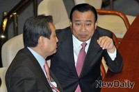 [포토] 대화 나누는 김무성 대표와 이완구 원내대표