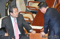 [포토] 김무성 대표와 이야기 나누는 김재원 의원