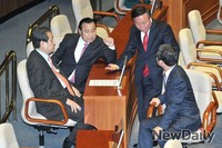 [포토] 대화 나누는 새누리당 지도부