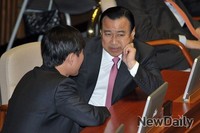 [포토] 대화 나누는 이완구 원내대표와 하태경 의원