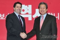 [포토] 악수 하는 김무성 대표와 마크리퍼드 주미대사