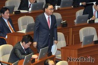 [포토] 단상으로 향하는 정홍원 국무총리