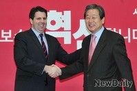 [포토] 악수 나누는 김무성 대표와 마크 리퍼트 주미대사