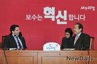 [포토] 대화 나누는 김무성 대표와 마크리퍼드 주미대사