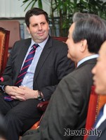 [포토] 국회에서 만난 김무성 대표와 마크리퍼드 대사