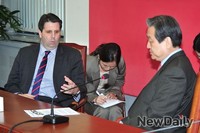 [포토] 대화 나누는 김무성 대표와 마크리퍼드 대사
