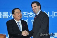 [포토] 인사 나누는 문희상 비대위장과 마크리퍼드 대사