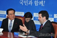 [포토] 이야기 하는 문희상 위원장과 마크리퍼드 대사