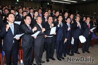 [포토] 구호하는 새정치민주연합 의원들