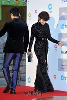 [청룡영화상] 포토월 바통터치하는 유준상-김혜수