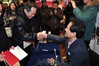 [포토] 국회의원 김진태, '일타쌍피' 국민도 만나고 책도 팔고