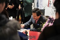 [포토] 국회의원 김진태, 오늘은 작가 김진태