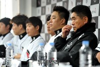 [포토] 기자들의 질문에 답하는 조범현 감독