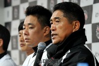 [포토] 질문에 답하는 KT WIZ 조범현 감독