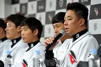 [포토] 질의응답 시간가지는 KT WIZ 김사율 선수