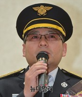 [포토] 최고영웅소방관 수상한 엄진용 소방위