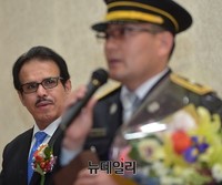 [포토] 최고영웅소방관 바라보는 마하셔 에쓰오일CEO