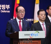 [포토] 병영문화혁신안 발표하는 심대평 공동위원장