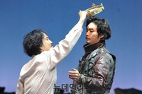 [포토] 왕관을 두고 갈등하는 리차드 2세와 볼링프로크