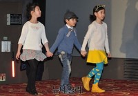 [포토] 손잡고 입장하는 영화 '개훈방'의 아역들