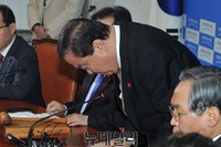 [포토] 고개숙인 새정치민주연합 문희상 비대위원장