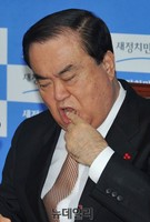 [포토] 자료 넘기는 문희상 새정치연합 비대위원장