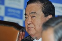 [포토] 굳은 표정으로 비대위 참석한 문희상 비대위원장