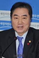 [포토] 첫 비대위 참석한 새정치 이석현 의원