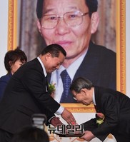 [포토] 스포츠영웅 헌액패 수상하는 장창선