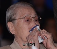 [포토] 눈시울 적시는 故민관식 전 회장 부인