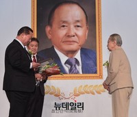 [포토] 스포츠영웅 헌액패 수상하는 故민관식 부인